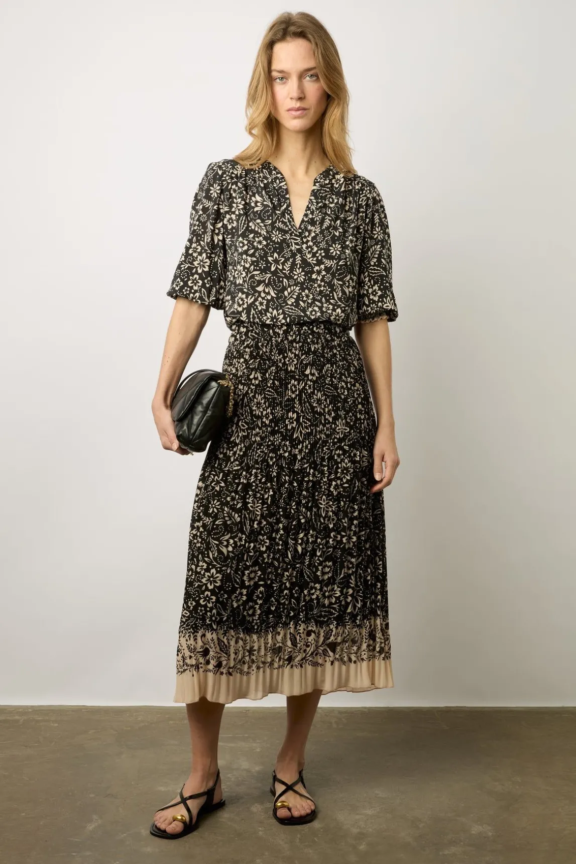 Jupe Midi Plissee A Fleurs Noir - Delfine