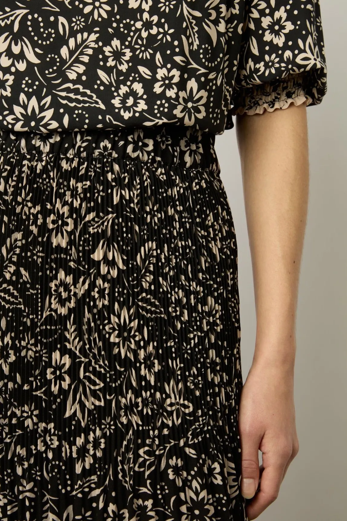 Jupe Midi Plissee A Fleurs Noir - Delfine