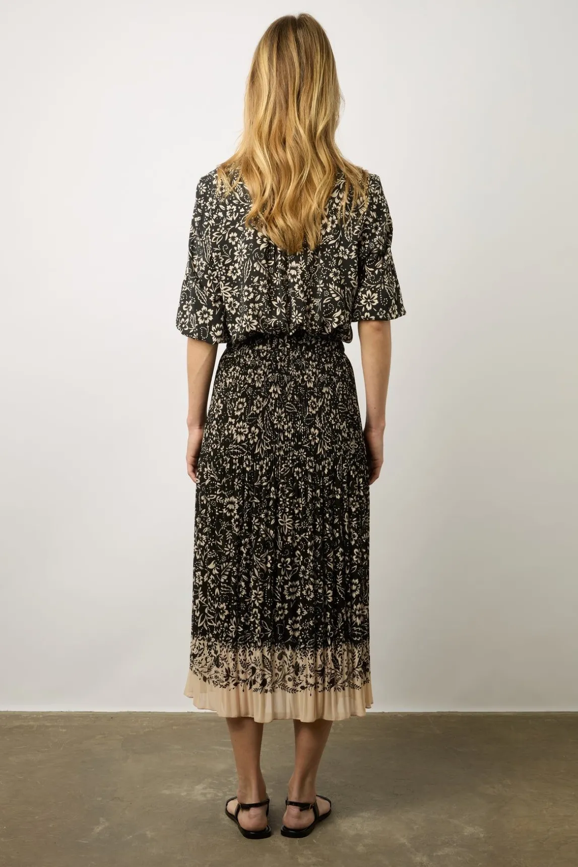 Jupe Midi Plissee A Fleurs Noir - Delfine